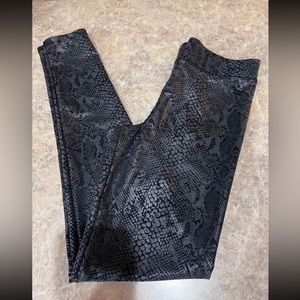 VICTORIAS SECRET PINK CROP LEGGINGS SIZE S